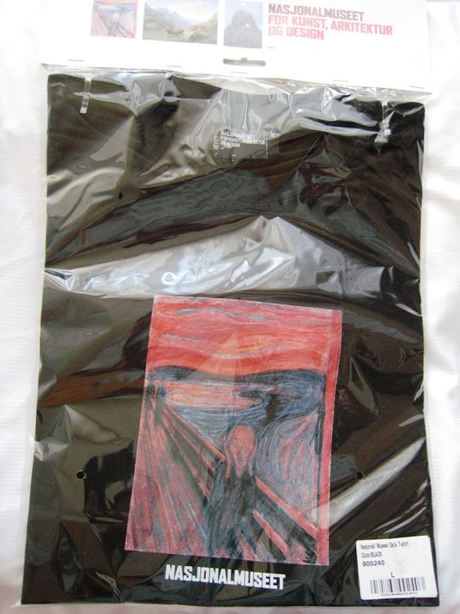 王宮前広場で軽食を取り、すかさず国立美術館へ。ここはもともと無料だ。ここには、世の中に数点存在するムンクの「叫び」が展示されている。それ以外にもピカソやゴーギャン、モネといった有名どころの作品が多い。これで無料とは驚きだ。残念ながら、写真撮影はNG(実際は写真をとっている人もいたが)。24号室がムンク部屋になっており、作品が十数点展示されている。と、ここで運のいいことに、日本のツアーご一行がやってきた。ご一行に混じって日本語の説明を聞く。美術館の中で声がこもりうまく聞き取れないが、それでも十分に面白かった。<br /><br /> 帰りがけ、美術館内のスーベニアショップをのぞく。なかなか面白い。叫びのポストカードと叫びTシャツを購入。次は王宮の交替式を見に行こう。