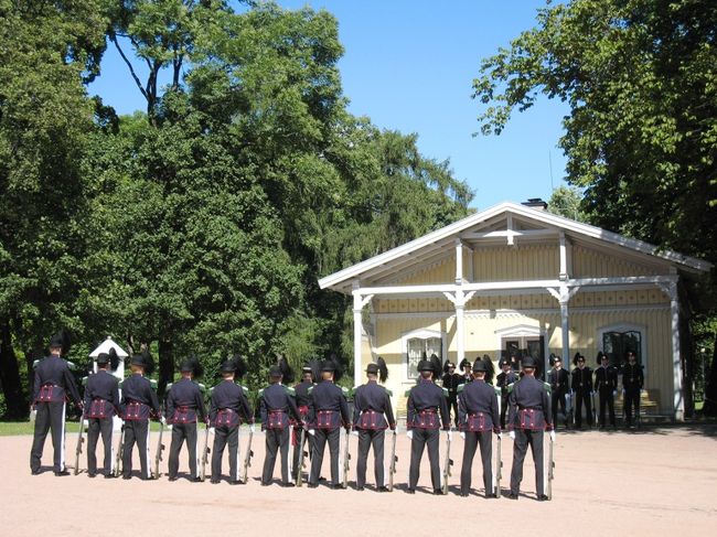  13：30から衛兵の交替式が始まる。観光客が群がっている。しかし、式をおこなうためにはスペースが必要だ。人一倍大きな衛兵が出てきて観光客をどけている。基本的には無言で威圧するようだ。