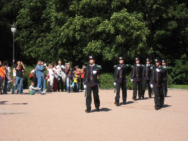交替式が始まった。国王制度をとる国ならではの式だろう。いかにも規律正しくといった雰囲気だ。式は10分程度で終了した。