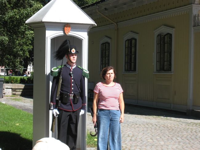 王宮では、各持ち場に衛兵がいて、監視をしている。この衛兵と一緒に写真を撮ろうとする観光客が多い。衛兵には気の毒だが、この写真撮影が見ていると人それぞれで面白い。<br /> 陽気なスパニッシュ系の若い女性のグループは、一人の衛兵を取り囲むようにぴったりくっついて、かわるがわる写真を撮っている。本当に衛兵が気の毒だ。まじめそうな黒人(見た目はアフリカ系のマラソンランナーのようだ)は、表情を崩さず、衛兵から1mも離れて並んで立っている。日本人はいつもの済ました顔だ。夫婦と思われるが、交代で一人一人撮っている。近くにいる人に２人一緒のところを撮るように頼まないで、夫婦で一枚ずつ撮っているところがいかにも日本人だ。