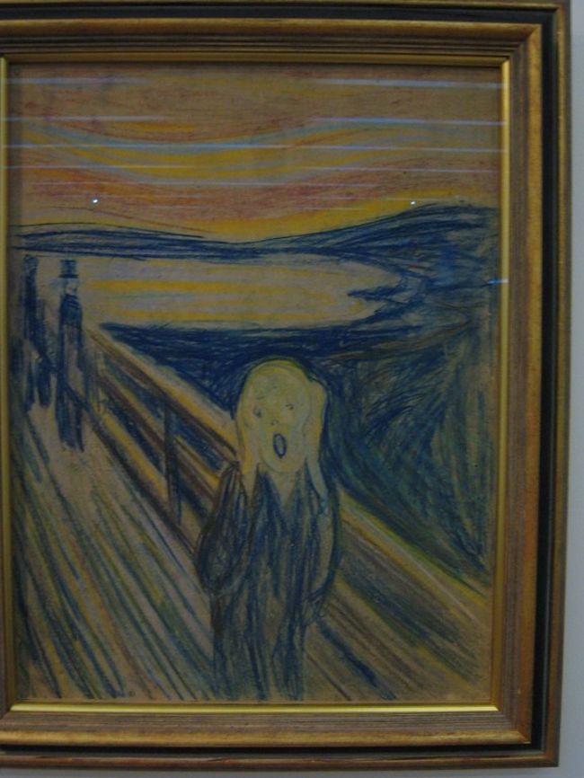 ボディーチェックを終え、無事館内へ。<br />おぉ、ムンクだ。ムンクの作品は独特のタッチがあり、素人の俺でもなんとなくそれとわかる。ここにも「叫び」があった。「叫び」はこれまでに下書きなども含めて数点が描かれているそうだが、ここに展示されているのは、油絵ではなく、パステル画だ。 油絵のほうは、数年前に盗難に遭い、その後戻ってはきたが、劣化しており、現在修復中だそうだ。確かに、国立美術館で見た油絵に比べると若干迫力に劣るような気がする。<br />それでも本物のムンクの叫びだ。迷わず写真に収める。