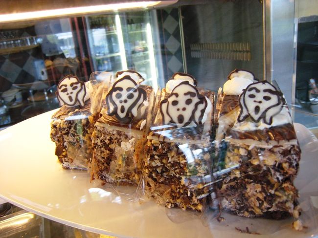 約１時間の鑑賞を終え、カプチーノで休息する。<br /> しかし、ここは日本人が多い感じだ。オスロの他の地域と比べると、日本人密度が高い。「叫びの石鹸あるんやけど、使われへんねや」という関西弁が聞こえてくる。やはり日本人は、有名どころをつまみ食いするような観光が好きなようだ。