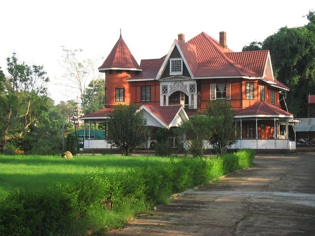 ダリアから自転車で街道に出る途中にある、旧外国人別荘（今はホテル）。