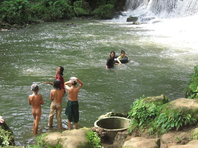 ここはみんなのリゾート。<br /><br />朝は水浴び。