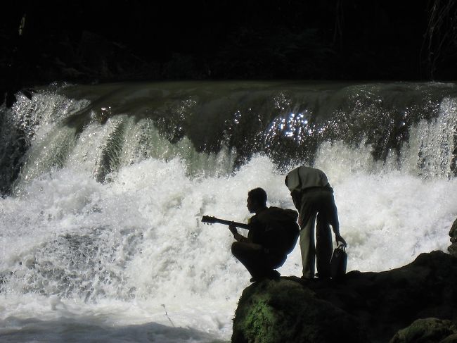軍人さん、そこまでしてポーズを取らなくても……<br />滝の前でギター演奏。<br /><br />のちに近くのお茶屋さんで、一緒にミャンマー(ワインワイン)版『乾杯(長渕剛)』を歌った。<br /><br />（長渕剛は嫌いだけど、この歌は好き）
