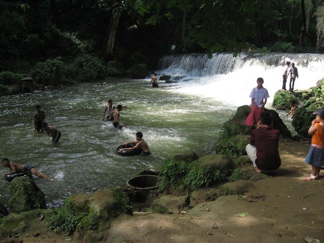 そのうち、みんなが記念写真と、水遊びへ。<br /><br />ここはリゾート。こういうリゾートは大好き。