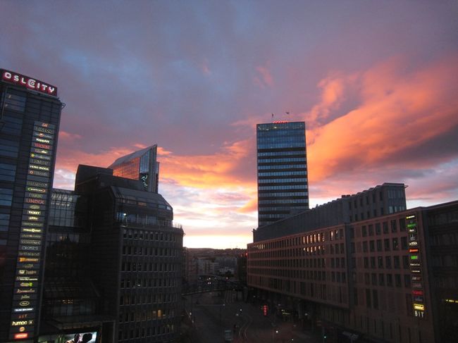 いよいよ実質的な最終日の朝を迎えた。<br /> 今朝は、朝焼けが見られたが、どうも雨がぱらついているようだ。本降りにならなければ何とかなるだろう。まずは、チェックアウトし、対岸のビィグドイ地区に渡ってみるか。<br /><br />ホテルをチェックアウト後、対岸に渡るべく、ボート乗り場に行った。往復で60NOKのところ、オスロパスでタダとなる。予想以上に観光客が多いようだ。雨が強くなってきたが、屋根のないところで、列を作ってボートが来るのを待つ。15分くらいしてボートが来た。対岸からの乗客は少ないようだ。こちら岸からの乗客は多い。座りきれずに立っている乗客が数十人いる。こんな小さいボートで転覆しないだろうか？　乗客は多いが日本人は俺一人だ。