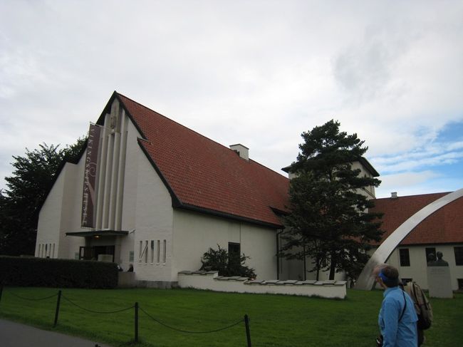 20分で対岸に着く。ここから、ヴァイキング博物館までは15分の歩きだ。道に迷わないよう、皆のあとをついてゆく。ヴァイキング美術館に着いて驚いた。 日本人ツアーご一行が居たからだ。コンダクターのオバサンは一生懸命説明しているが、真剣に聞いている人はいなそうだ。ツアーの利点として、安いことと、こういった説明を日本語で聞けることがあるのに、ご一行の日本人旅行者はなんてもったいないことをしているんだ。一人で旅していて、正直、ツアーコンダクター以上の情報を得るのは無理だ。