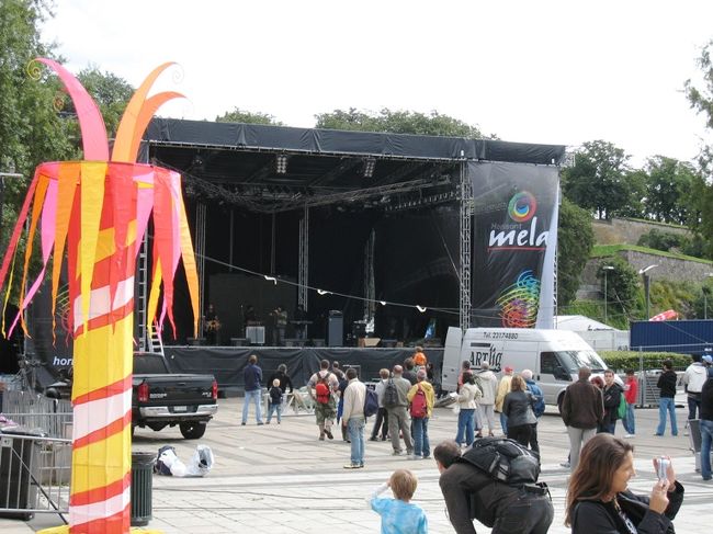 対岸に戻ると、市庁舎前で何かイベントを行なっている。どうもインド関係のコンサートっぽい。インド人がインド風音楽を熱唱している。