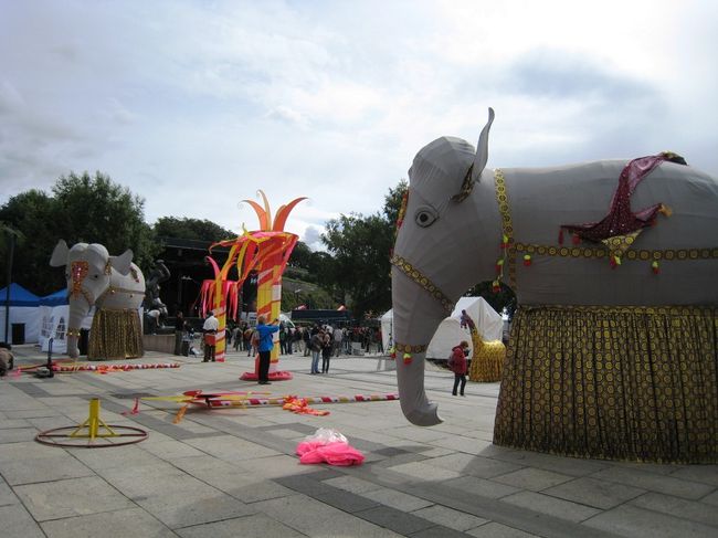 像の張りぼてみたいのも立っている。