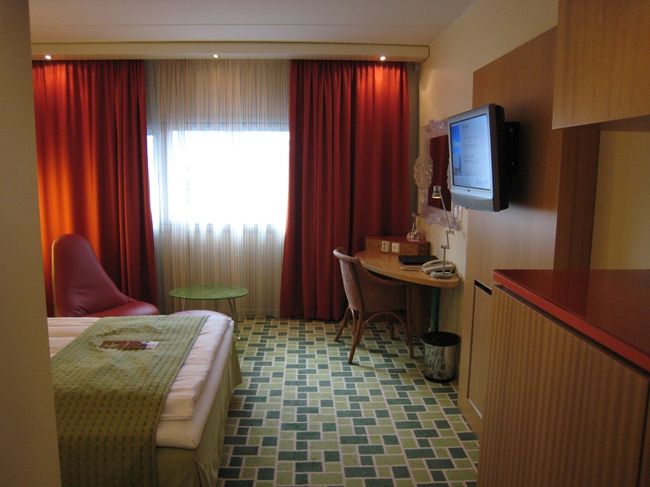 オスロ空港からRadisson SAS Hotelまでは100m程度の距離だ。17：00過ぎ、無事チェックインする。<br /><br />今日のホテルもいいホテルだ。<br />空港ホテルはたいていいいホテルが揃っているが、ここもかなりのグレードだ。<br />
