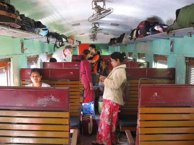 ファーストクラスで4ドル。<br /><br />その後、1stは南東部で乗った経験しかないけど、<br />（モウラミャイン発Ye方面、タンビュザヤまで）<br />それと比べて、ずっときれいな車輌。