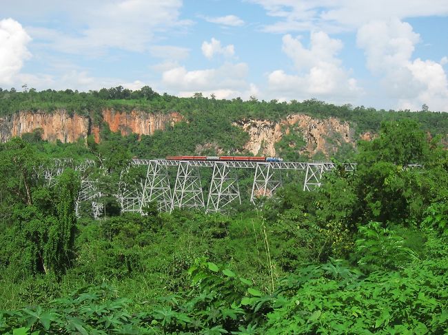 これがゴッティ(Gokteik)鉄橋。1903年製で、世界で2番目に高い鉄橋だそうです。<br /><br />歩くようにゆっくりとやってくる対向列車を待ちます。<br />（ここですれ違わないと先に進めない）