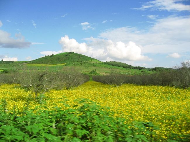 峡谷の長い鉄橋を抜けると……<br />空の天が青く抜けた。