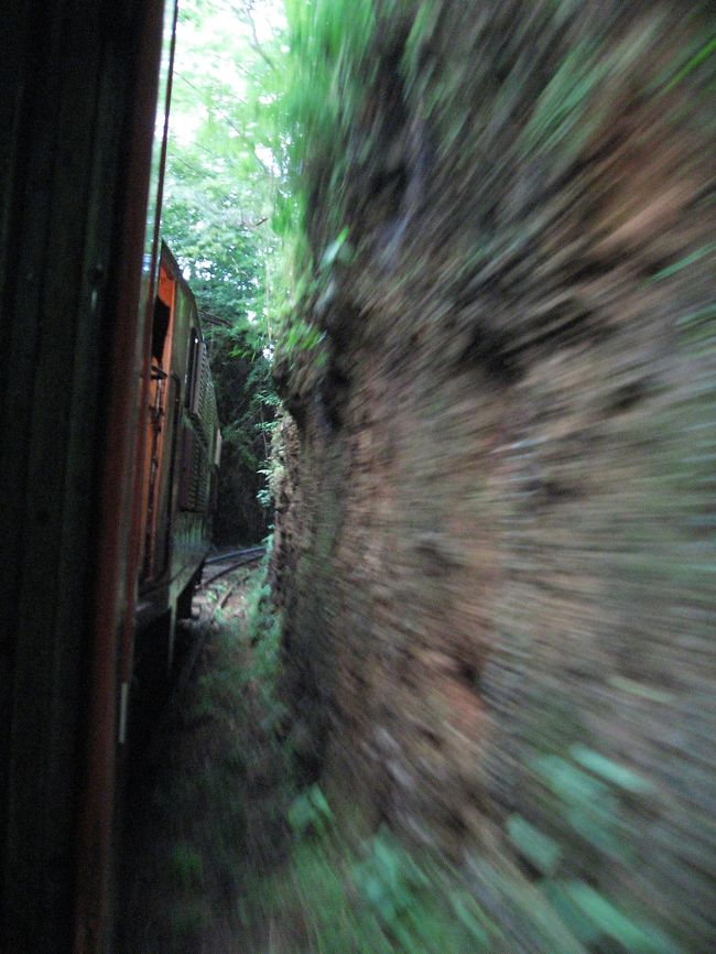 再び切通しを抜けて