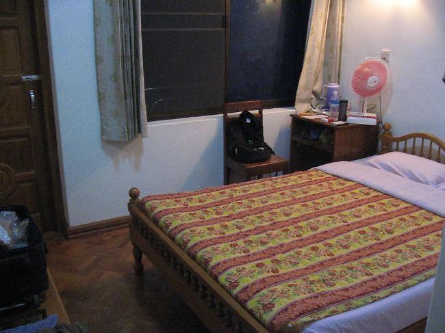 人気のMr. Charles Guest House。<br /><br />バス・トイレ付きで1泊5ドルの部屋。<br />(アジアからの旅行者は2ドル割引だって)<br /><br />従業員の方々はとても愛想が良くて好印象。<br />部屋も清潔で快適。温水の出は悪いけど。<br /><br />同宿の方々は翌朝からNamhsanに向けて出発するんだって。一緒に行かないかと誘われたけど、残念ながら遠慮した。<br /><br />ロンプラによれば"ミャンマーのスイス"だそうで、とっても美しい場所のようだけど、キャンプや村に泊まりながら、3泊4日掛けて歩いていくんだって(帰りは車)。無理だよ。すごすぎ。