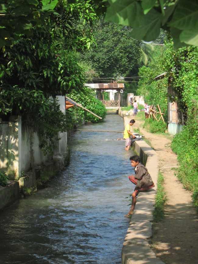 きれいな水路。<br /><br />散歩に出かける。
