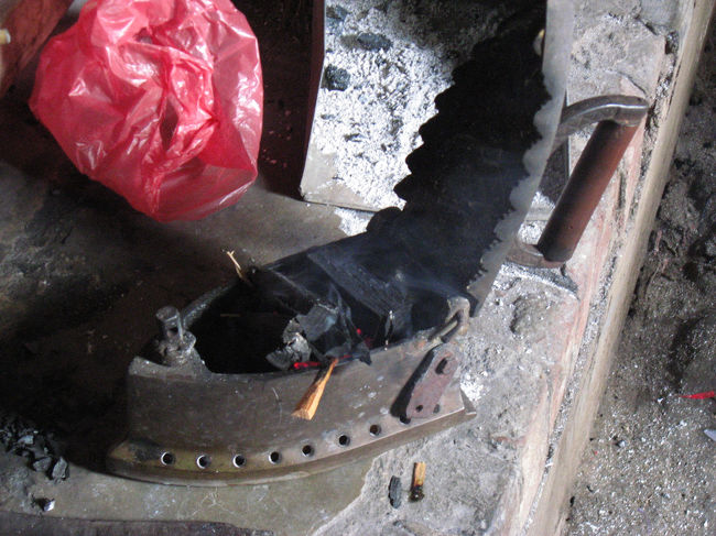 はじめて見たのに何だか懐かしい、炭アイロン。