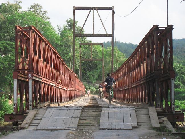 Dokhtawady川を渡る橋。<br />Lashio方面へのメインストリートなので、トラックが並んでいる。片側通行。