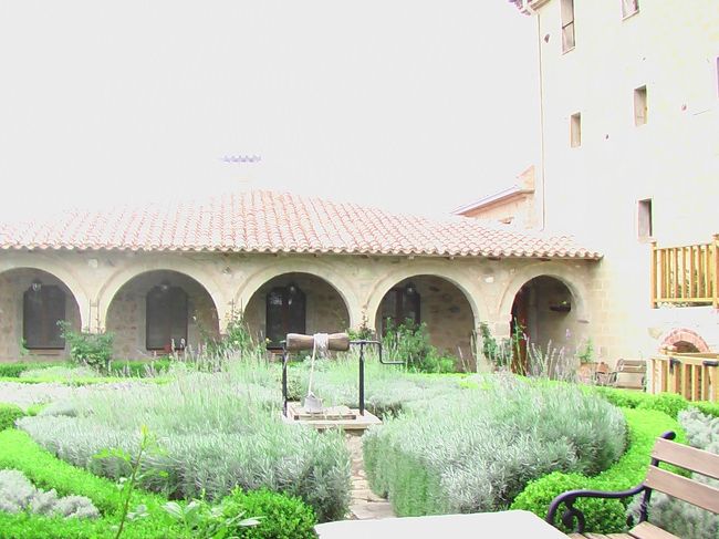 ここの中にはは結構小さいですが、きれいです。<br />カランバカの町も一望できます。