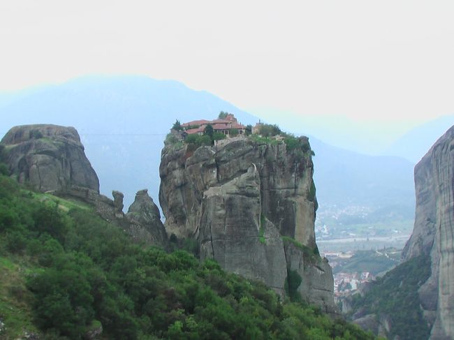 アギア・トリアダ修道院です。<br />００７にも登場したそうで、ここは本当に山の上に立ってます。