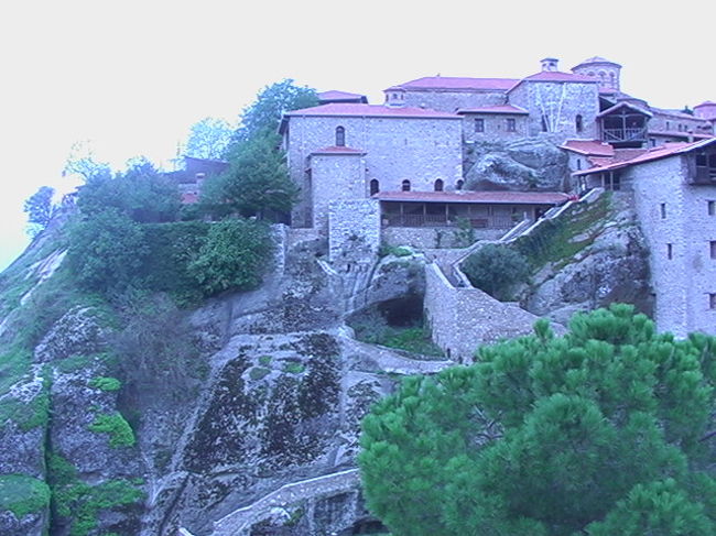 バァルラーム修道院です。内部見学は2つ目ですが、ここは中に入るまで階段下がって上がってです。<br />昔の階段でなくズタ袋に入って上り下りして外のブドウ畑に仕事に行ってた簡易的なエレベータがあります。