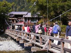 観光客で賑わう「河童橋」。