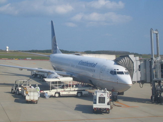 【なぜグアム？】<br />年に1度の海外旅行を人生の糧としていたワタクシ。<br />たとえ日々ボロをまとってでも、ごはんに塩をかけてでも、使えるお金は旅にまわしたいと思うくらい！<br />でも「子どもを産むぞ」と決めたとき、この生き甲斐をしばらく捨てる覚悟をしました。<br />と同時に、自分の中でひとつのマニュフェストを作りました。<br />「子ども料金が発生する2歳までに、海外旅行をする！」と。<br /><br />妊婦時代と0歳時代、あわせて丸2年。<br />長かったです。。<br />でも、1歳まであと10日にして、ようやく念願が叶いました。<br />はじめての家族旅行、行き先はグアムです。<br /><br />でも実は私、グアムに対してそれほど魅力を感じていませんでした。<br />海、苦手だし。<br />夏、キライだし。<br />ブランドもの、買えないし。<br /><br />じゃあ、「なぜグアム？」かと言うと、理由は単純「安、近、短」。<br />フルタイムで働いていない今、そうお金はない。<br />ベビーを連れての旅、そう遠くへは行けない。<br />ダンナの休み、そう長くはとれない。<br />となると、地元発着便があってスチャッと出かけられるグアムは最高の選択肢だったのです。<br /><br />...とまぁ、そんな若干後ろ向きな理由で選んだ旅先でしたが、実際の旅はどうだったかと言うと。。。<br /><br /><br />＊写真／コンチネンタル航空918便