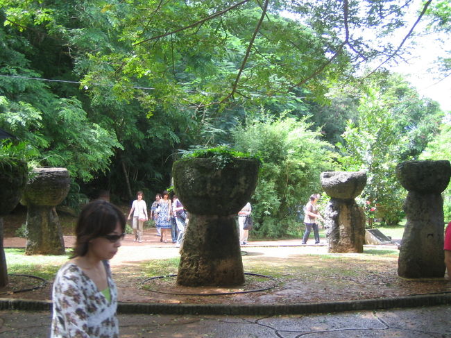 【じりじりと夏を実感】<br />バスは続いて、グアムの歴史を体感できる「ハガッニャ」地区へ。<br />古代の遺跡が残るラッテストーン公園や、スペイン統治時代の建物などが残るスペイン広場など、しっとり趣き深いエリアを散策します。<br /><br />ここで、滞在中一番の暑さを体感！<br />この日の最高気温は31度でしたが、チリチリと肌が焼けるような日射しと、じっとり重い湿度で、体感温度はそれ以上のものがありました。<br />汗かきの息子は、すっかりゆでだこ状態。。<br />しかも、たっぷり汗をかいたあとに冷蔵庫のように涼しいバスに乗り込まなくてはならないので、風邪を引かないか心配でした。<br />着せたり、脱がせたり、服装の調整、なかなか難しいものです。。<br /><br /><br />写真／ラッテストーン公園にある数千年前に作られた石柱、一体何のために存在したのかは謎というミステリアスな遺跡です。