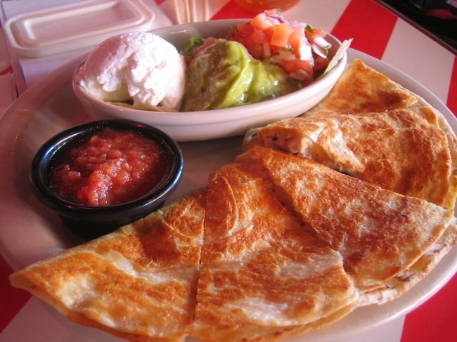 【ザ☆アメリカンなランチ】<br />バスツアーは免税店DFSギャラリアで解散。<br />既に時間は13時を過ぎていたので、急いでランチです。<br />向かったのは、すぐ隣りにある「TGIフライデーズ」。<br />アメリカらしいものをガッツリ食べたい気分だったのでチョイスしました。<br /><br />このお店、子ども椅子があったり、ベビーカー用にスロープが設けられているなど、なかなか子連れに優しいお店。<br />スタッフもフレンドリーでいいカンジです。<br />オーダーは、山盛りポテトが付いたハンバーガーといろんなディップが付いたソフトなタコス。<br />これにビールとソフトドリンクを付けて20ドルちょっとだったので、なかなかリーズナブルです。<br />味も予想以上に美味しくて大満足♪<br />ロスやラスベガスで食べたこの手の料理に比べると、若干日本人向けにアレンジされているような気さえしました。<br /><br />＊写真／特に美味しかったソフトなタコス（?）。サワークリーム、サルサソース、アボガドなどが添えられています。