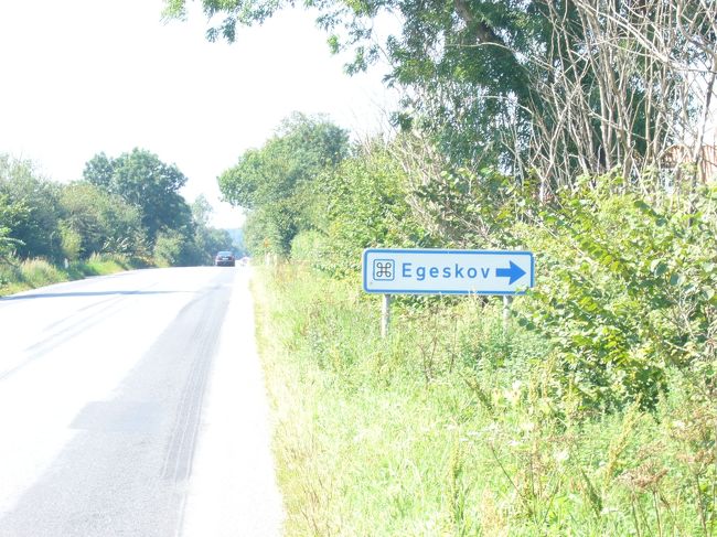 Egeskov（イーエスコウ）の看板を発見！！<br />反対方向に歩いてたら、どうしようと、<br />とっても不安だったので、<br />この看板見たときは、ほんとうれしかったぁ（；０；）