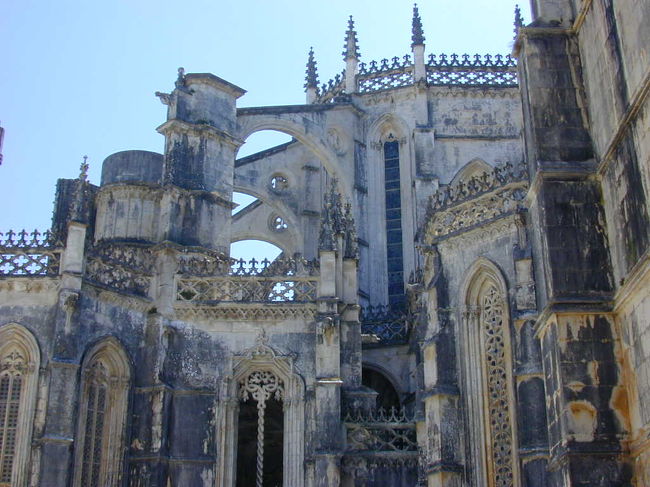 バターリャ修道院は石灰石で出来ているそうです。風化しそうの感じがあります。