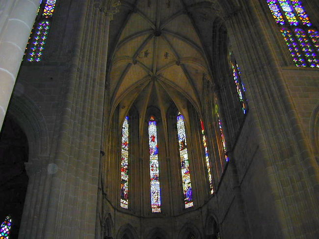 修道院内部の天井、ステンドグラスです。