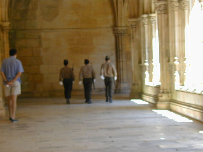 修道院では衛兵が交代していました。