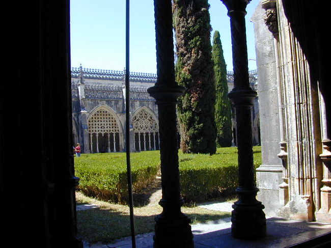 修道院の王の回廊から眺めた中庭です。