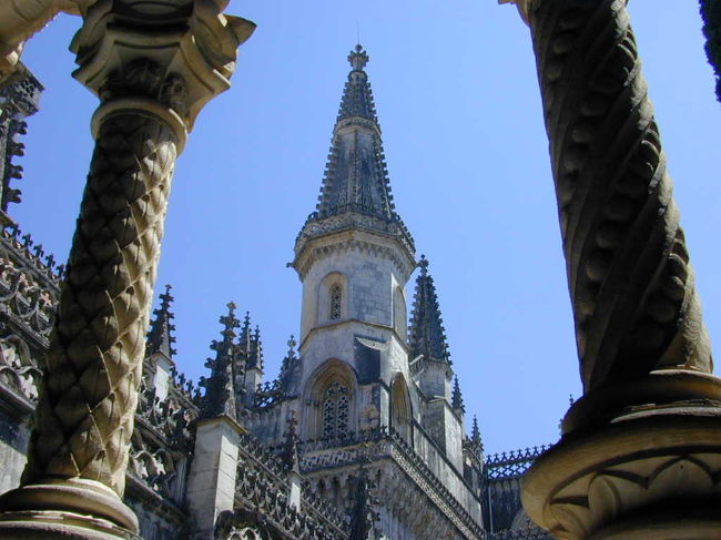 修道院の回廊から塔を見ています。