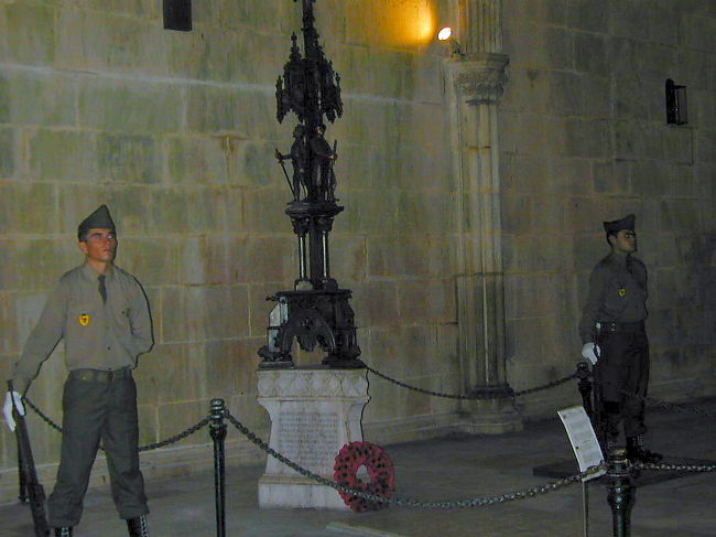 修道院の参事会室の前には衛兵が立っていました。