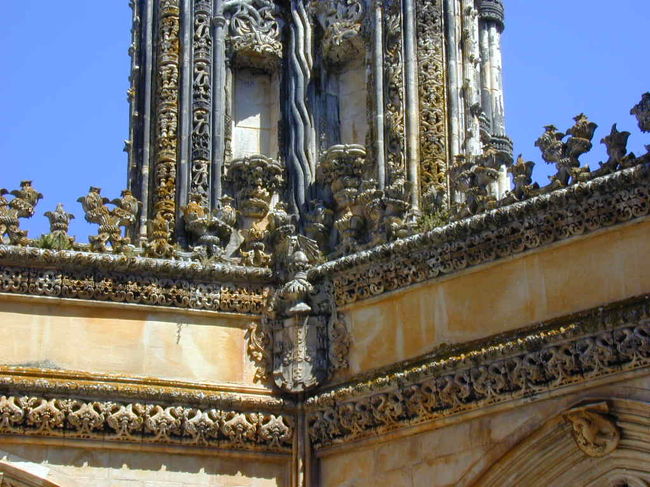 修道院の彫刻は素晴らしいものです。