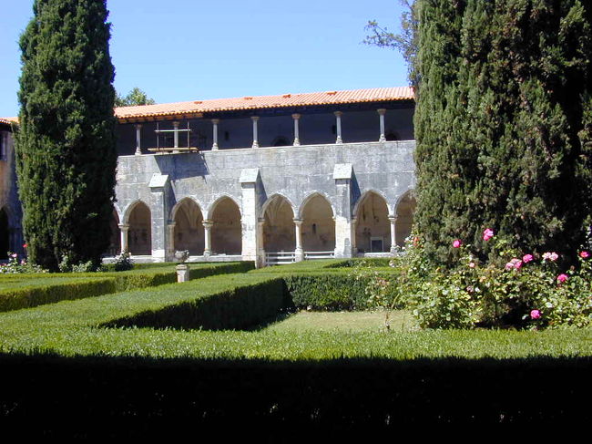 修道院の中庭はよく手入れが行き届いています。