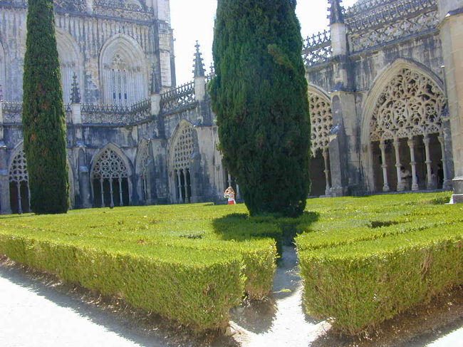 暑い夏の午後、修道院の中庭は静寂そのものです。