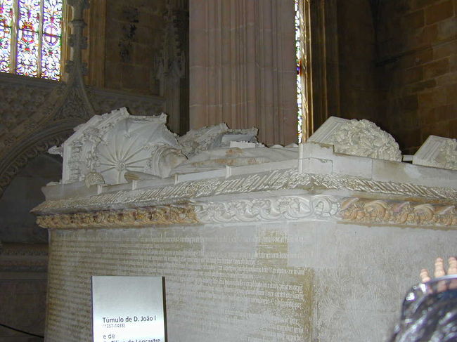 修道院の中にはエンリケ航海王子の墓があります。