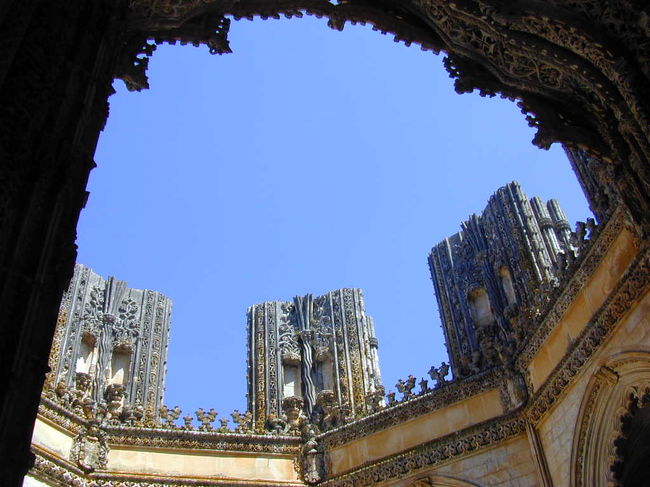 修道院の中には天井がなく、空が丸見えです。まだ完成していないのだとか？