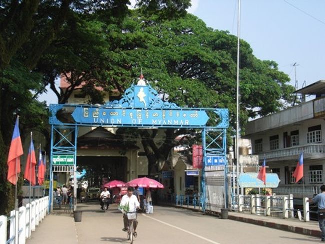 A gate going to Myanmar.