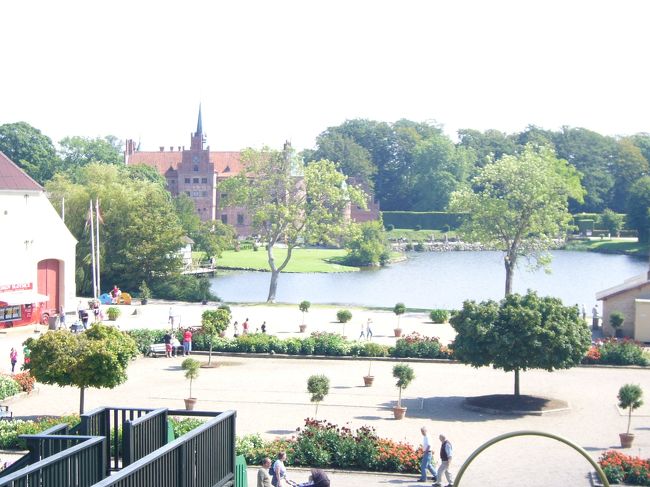 イーエスコウ城の周りには、<br />迷路や子供用の公園などあり、<br />家族で楽しめるテーマパークのような感じです。