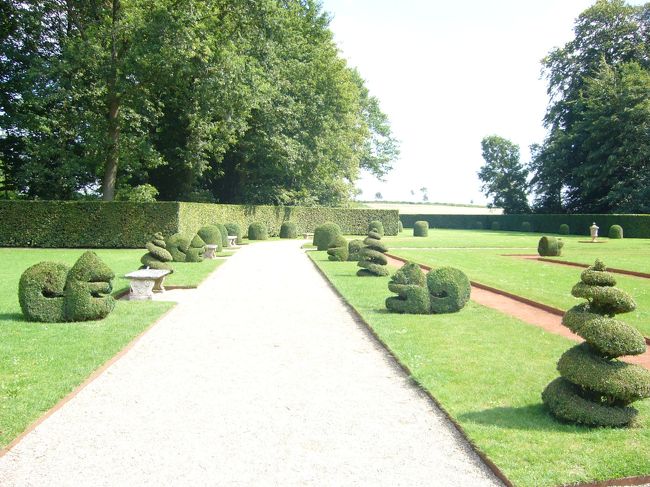 お城の周りのお庭です。<br />リスなどにカットされた木が、<br />とってもかわいい！！