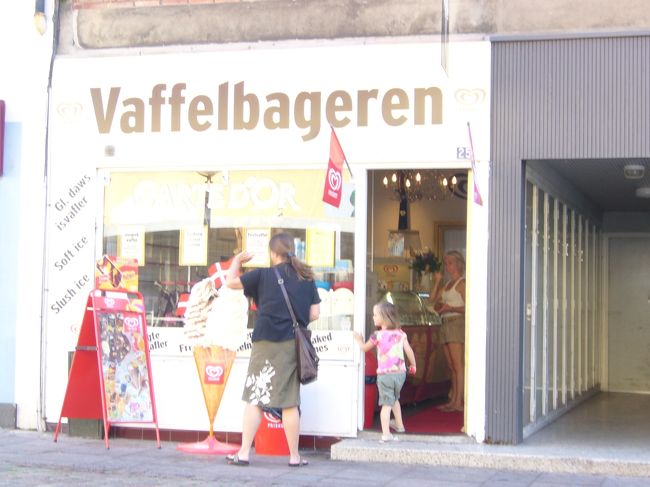 ここのアイス屋さんでソフトクリームを食べたけど、<br />まずかった〜（ー＿ー）<br />なんか生クリームを固めたような食感だった。