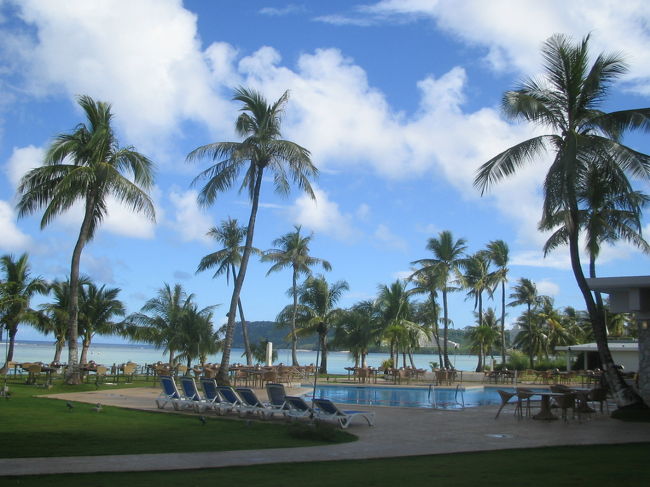 【ビーチリゾートを満喫☆】<br />昼食後、ひとまず息子を休憩させようということでホテルへバック。<br />しかし、息子、本来は昼寝に入る時間帯なのに部屋でウッキウキ。<br />そんなわけで、予定を繰り上げて先にホテル前のビーチへ繰り出すことに。<br /><br />私たち夫婦、どちらも数年ぶりの海です。<br />もちろん息子は初体験。<br />この夏にビニールプールに入れたときは、怖がって私から離れなかったので、「海も怖がるかな〜」と思っていたら、予想外におおはしゃぎ！<br />今回の旅で一番の笑顔を見せてくれました。<br />続いて入った深いプールでも、にっこにこ。<br />「連れてきてホントによかった！」と思えるはしゃぎっぷりでした。<br /><br /><br />写真／フィエスタリゾートホテルの目の前に広がる景色。部屋から水着のまま行き帰りができる上に、バスタオルや子ども用のライフジャケットは無料で貸してくれるので、とってもラクチンです。