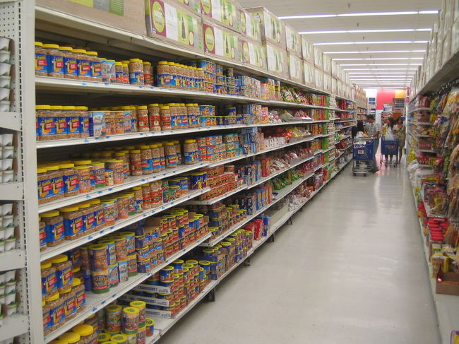 【気がつけば、19時30分！】<br />海から戻ったら、今度こそ本当にお昼寝です。<br />さすがに疲れた私たち夫婦も一緒にオヤスミナサイ。。<br /><br />...そして、3人が目覚めたのが19時30分でした。<br />2時間半も寝ちゃいましたよ。<br />せっかく見ようと思っていたサンセットなど跡形もなく、あたりは既に一面の闇です。。。<br /><br />「どうする〜？？」<br /><br />さすがにこのまま部屋で過ごすのも寂しかったので、せめて美味しいディナーを食べに行くべく外出することに。<br />ホテルの目の前から発着しているトロリーバスで2つ先にある、ロイヤルオーキッドホテルの「トニーローマ」というレストランを目指しました。<br /><br />運良く、バスはすぐに到着。<br />喜び勇んで乗り込んだら、直進するはずのバスが「あれれれ？」、いきなり左折！<br />どうやら乗るバスを間違ったようで、Kマート方面へ登って行くではありませんか。<br />しかも、次のバス停から目的地への直行バスはなし。。<br />仕方がないので、昨日さらっと見ただけだったKマートで買い物をすることに。<br />夕飯はここのフードコートで食べることにしました。<br /><br />お土産をたっぷり買い込み、ひと安心。<br />柔軟剤のダウニーやファブリーズなど、日本のドラックストアで買うと高いお気に入りグッズもばっちりゲット。<br />でも、なにより嬉しかったのは、1週間後に迫った息子の誕生日パーティーで使えるグッズがあれこれ手に入ったことです。<br />「HAPPY BIRTHDAY」のメッセージフラグやキャンドル、インビテーションカードやデコレーショングッズなど、いろいろ買い込みました。<br />アメリカでは1歳の誕生日が特別なものなのか、なぜか「!st Birthday」限定のグッズがいっぱいあったのには驚きました。<br /><br />,,,と、あちこち見て回っていたら、気づけばもう21時すぎ！<br />帰りのバスがなくなりそうだったので、ごはんは結局部屋で食べることにして、急いでKマートをあとにしました。<br />この日はさすがに息子もなかなか寝てくれず、23時までギラギラと目を輝かせていました。。<br /><br /><br />写真／Kマート内部。ハロウィンの本格的な仮装衣装やクリスマスツリーの巨大なオーナメントなどもいっぱいありました。さすがアメリカ！