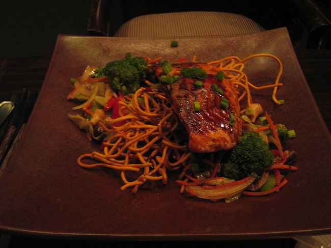 【最後の晩餐はアジアンキュイジーヌ】<br />そして、とうとう最後の晩餐。<br />初日から気になっていたアウトリガーの中のレストラン「パームカフェ」でディナーを楽しむことにしました。<br /><br />斬新なアジア料理が楽しめる、シックな雰囲気の店。<br />となると心配なのは、息子の機嫌。。<br />入店時に「ベビー、OK?」と聞いたら快く承諾してくれたので、お言葉に甘えてしまいましたが、これが大きな過ちでした。<br />あちこち引きずりまわされた息子は、とんでもなく不機嫌。<br />静かな店内で奇声を発するわ、椅子の上に立つわ...で、本当にいたたまれなかったです。<br />遠くの席にもう1組、ウチよりひどく号泣しているベビーちゃんがいたのがせめてもの救いでしたけど。。<br /><br />でも料理はさすがの美味しさ。<br />やはり日本人向けの味付けになっているんでしょうか。<br />久々のシーフードやラーメンのようなスープヌードルに、心からホッとしました。<br /><br />食後は、The Plaza内にある「DNA」という店で最後のお買い物。<br />なぜかあちこちのショップで売っていたPaul FlankのおさるさんTシャツを息子に買ってあげました。<br /><br /><br />写真／サーモンのグリル ハニーソース。揚げそばと野菜炒めが添えられて14ドル。ボリュームもあり、満足度の高い一品でした。