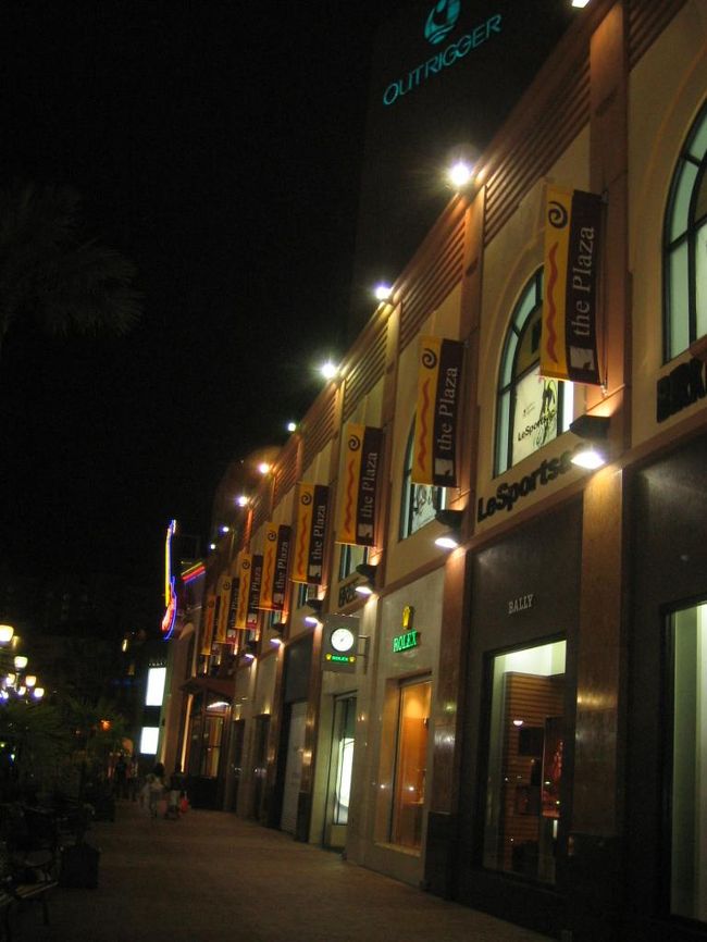 【そして、帰国】<br />4日目、朝4時起床。<br />私たちが住む新潟への飛行機は早朝便なので、5時にはチェックアウトです。<br />空港へは送迎バスが送り届けてくれ、丁寧に搭乗手続きの案内までしてくれるのでラクラク。<br />空港自体も小さいので、移動も少なくて済みます。<br /><br />あまり見るところのない小さな免税店をのぞき、フードコートで滞在中食べ損ねていたバーガーキングを食べ、あっという間に7時のフライト時刻。<br />今度は一番後ろの席にしてもらえたので、またあまり気を遣わずに済みました。<br /><br />しかも息子、早起きがキツかったのか、離陸前にバタンキュー。<br />機内食が運ばれて来る直前まで、しっかりネンネしてくれました。<br />その後もほとんどグズらず、フライトを存分に満喫したご様子。<br />困ったことは、出てきた離乳食が帰りは外国製だったこと（甘過ぎたので食べさせずお菓子で乗り切りました）と、機内でウ○チをしてしまい狭いトイレでオムツ替えをしなければならなかったことくらいです。<br />ホントに乗り物が好きな我が子で助かりました。<br /><br />写真／アウトリガーホテル周辺の街並。